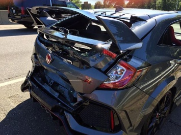 Только выехала из салона: новенькую Honda Civic Type R разбили вдребезги