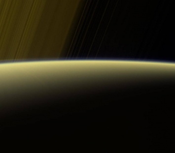 NASA показало рассвет на Сатурне