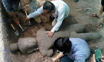 В Камбодже археологи раскопали древнюю статую на руинах Ангкора. Фото