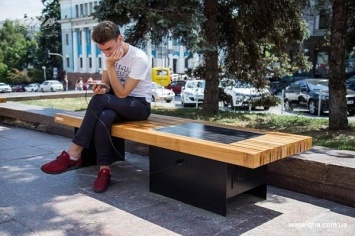 В Киеве установили скамейки с солнечными панелями