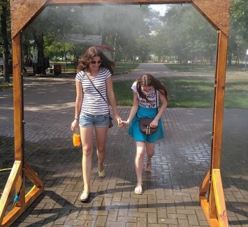 В киевском парке установили «душ» от жары