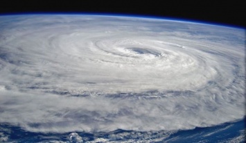 Появились спутниковые снимки самого сильного шторма на Земле