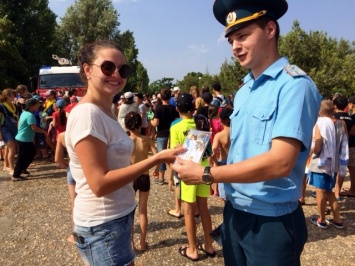 Крымские спасатели провели уроки безопасности в детском оздоровительном центре Евпатории