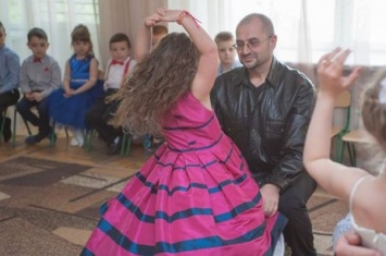 В Запорожье отец делится творчеством ради спасения дочери