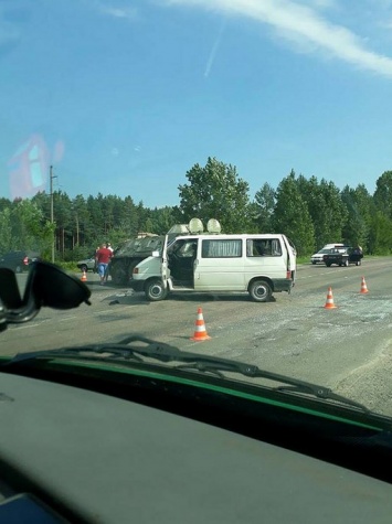 В Ровенской области БТР столкнулся с микроавтобусом, есть пострадавшие