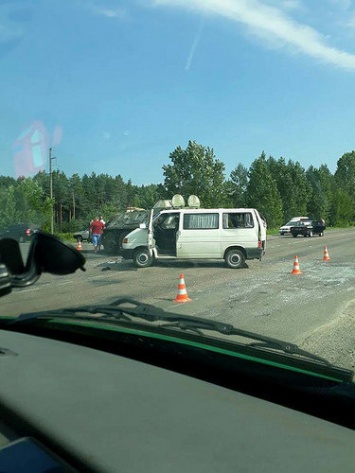Ровенская область: три человека пострадали в столкновении микроавтобуса и БТР