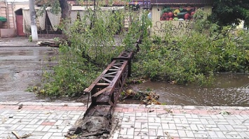 Автомобили не могут заехать в Николаев, в городе разрушения