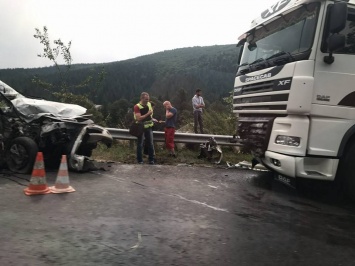 На Прикарпатье на дороге без разметки произошло ДТП, тело пассажирки вырезали из авто