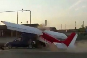 Самолет врезался в автомобиль во время взлета