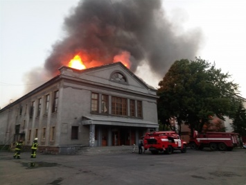 Страшный пожар в Покровске: здание кинотеатра пылало три с половиной часа