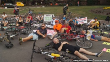 В центре Днепра велосипедисты устроили лежачий протест