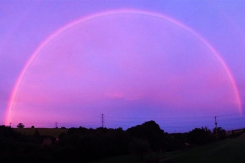 Британцы наблюдали уникальное явление в небе - розовую радугу