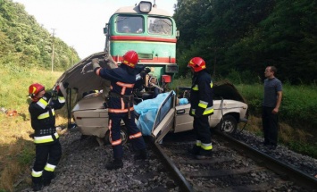 Столкновение поезда с автомобилем: погибли четверо (фото)