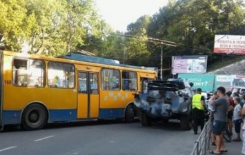 В Тернополе броневик столкнулся с троллейбусом