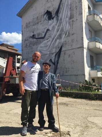 Шахтер с Донбасса создал мурал в Италии
