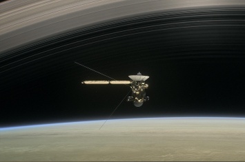 Cassini выполнит пять витков вблизи атмосферы Сатурна