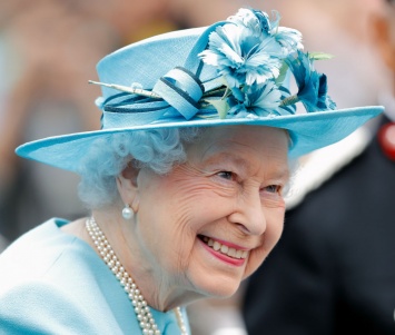 Все для народа: стало известно, почему Елизавета II выбирает яркие цвета для своих нарядов