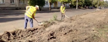 Николаевские коммунальщики приводят в порядок внешний вид дорог на проспекте Мира и Чкалова (ФОТО)