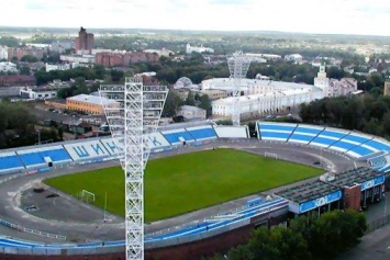 В РФ стадион засыпали крашеным "под траву" гравием