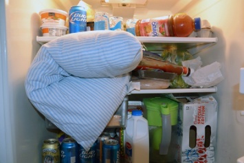 Муж счел меня сумасшедшей, увидев подушку в холодильнике. Ночью пришла моя очередь смеяться!