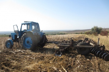 Под Харьковом трактор переехал немца, который отдыхал в траве