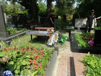 В Киеве на кладбище бездомный убил женщину, которая убирала могилы