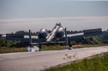 Американские штурмовики А-10 отработали приземление на шоссе под Таллинном