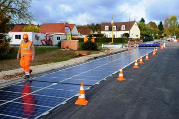 Вместо асфальта - солнечные батареи. Как выглядит дорога будущего