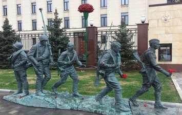 В Москве согнули памятник Они сражались за родину