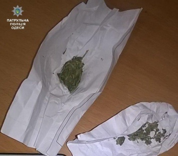 Одесские полицейские задержали трех мужчин с веществами, похожими на наркотические