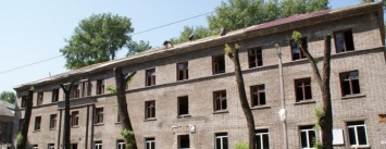 В Каменском ремонтируют школу и заброшенное здание