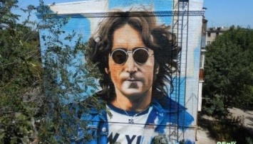 Мурал с Ленноном на площади его имени нарисовали в Изюме: фото