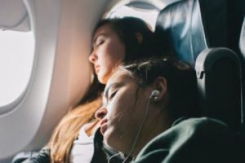 «Белый шум» самолета помогает уснуть