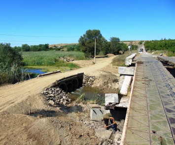 В Троицком идет восстановление моста через реку Лугань