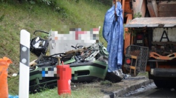 В Германии мусоровоз на ходу опрокинулся на легковое авто, 5 погибших