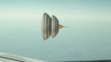 В Сеть попал ролик с огромным НЛО, обгоняющим авиалайнер (ВИДЕО)