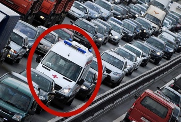 В Киеве скорая заехала в "мертвую пробку": реакция водителей