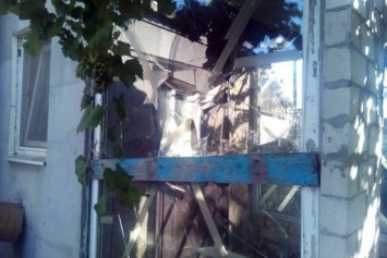 Выбитые стекла и посеченные стены - сепаратисты обстреляли Новолуганское