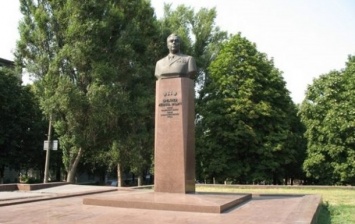 В Каменском требуют снести памятник Брежневу
