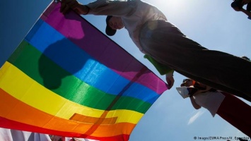 В Санкт-Петербурге неизвестные напали на участников акции в поддержку ЛГБТ
