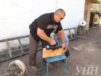 В Житомирской области слепой мужчина собрал мини-грузовик по собственным чертежам