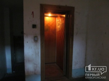 Депутат районной рады и полиция Кривого Рога задержали подростков, ломавших лифт