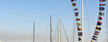 В Мариуполе на фоне азовстальских выбросов открыли парусную регату (ФОТО, ВИДЕО)
