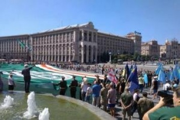 В Киеве развернли самый большой флаг свободной Республики Ичкерии