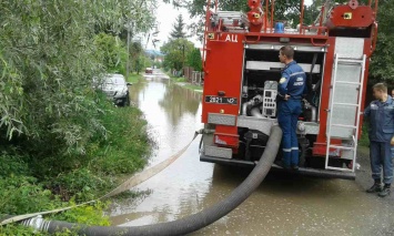 На Закарпатье после жестокого ливня затоплены дороги и дворы домов