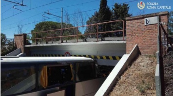 В Риме двухэтажный автобус не рассчитал высоту и врезался в мост. Пострадали 18 туристов