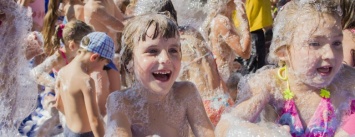 Пенная вечеринка, Нептун и его русалки: в Киеве для детей устроили водный праздник (ФОТО)