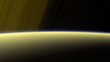 Зонд «Кассини» рекордно близко подлетел к Сатурну