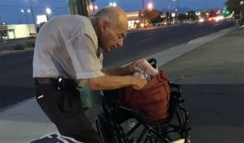 Этот старик каждый свой вечер проводил на улице в одном и том же месте. А потом о нем написали в Интернете