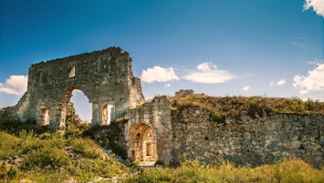 Археологи Крыма просят помощи в сохранении пещерного города Мангуп-Кале